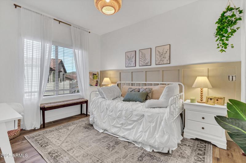 3033 N Sawyer-42_(2048)