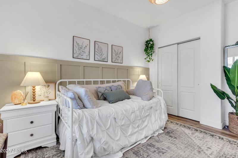 3033 N Sawyer-44_(2048)