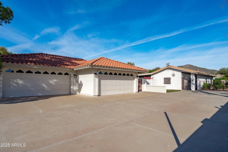 5 Car Garage & Additional Parking