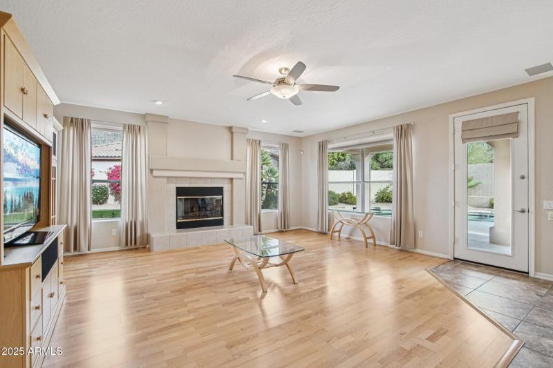 12-web-or-mls-E Desert Flower Ln-S2412-0