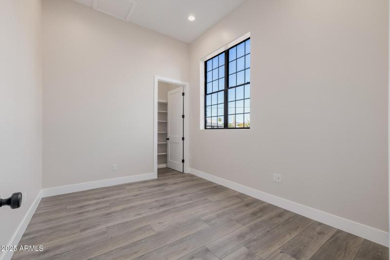 Guset Suite 3 : Office