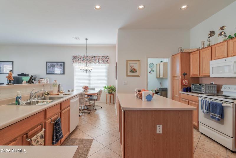 eat-in kitchen with island