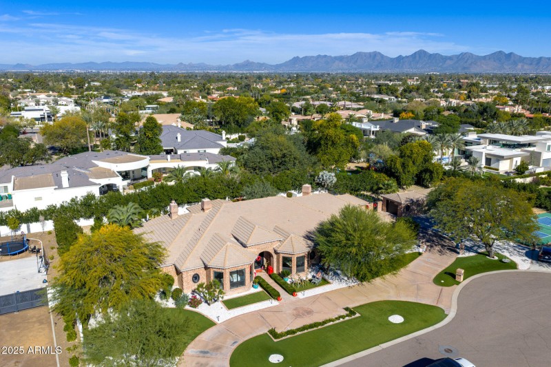 6848 E Meadowlark Ln