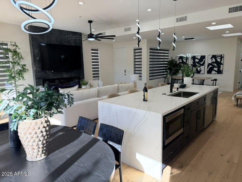 916F7C96-C3DD-444B-B98C-C4433E8F0B5E_1_1