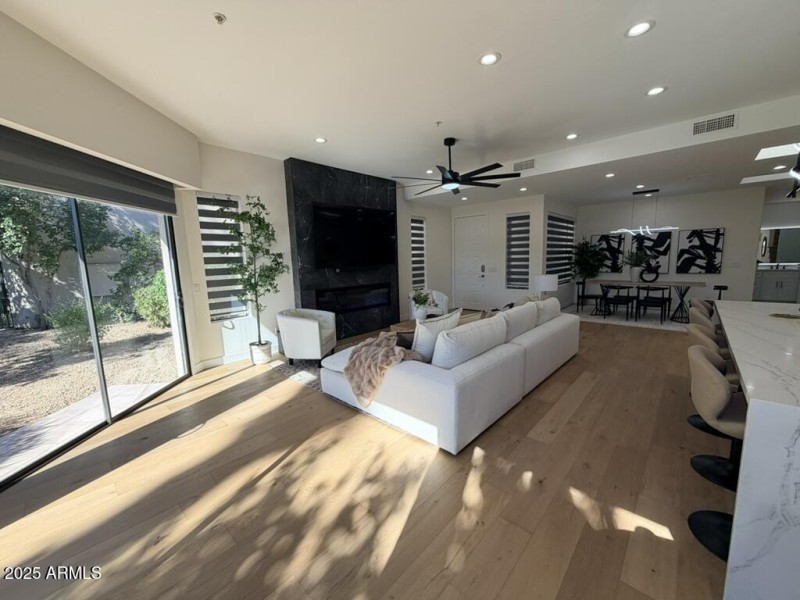 2E3B9319-3C60-4A5D-9198-0A9BFE11BE48_1_1