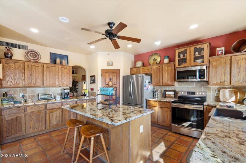 Granite Island & Stainless Appliances
