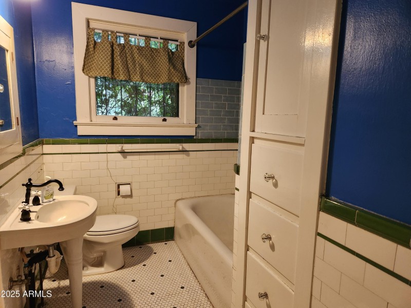 Bath with mini-hex tile