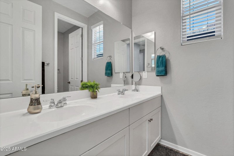 Upstairs Full Guest Bath