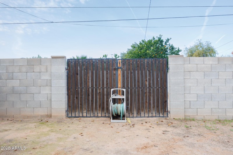 1729 N Lehmberg - RV Gate