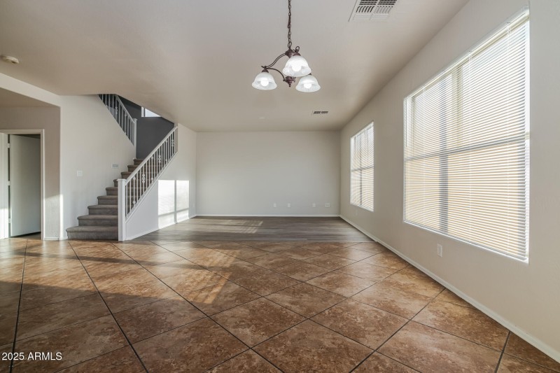 009-photo-dining-room-15057171