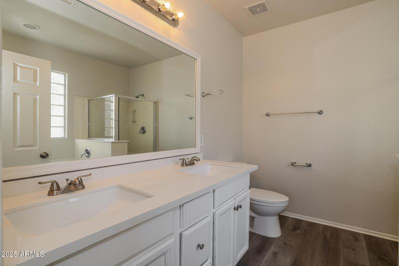 017-photo-main-bathroom-15057159