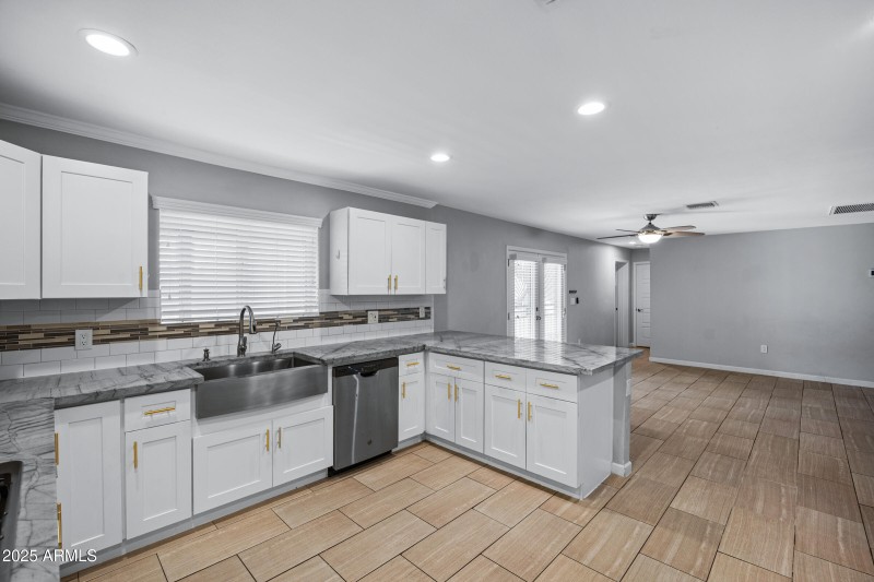 1601 W Glenrosa Ave-16