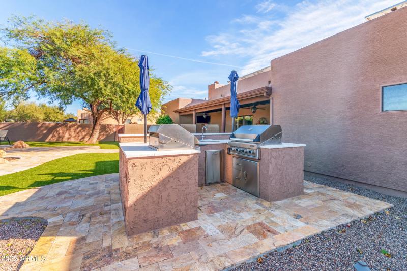 Built in BBQ, Kitchen bar