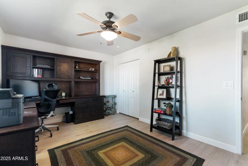 Plank flooring in guest bed 1