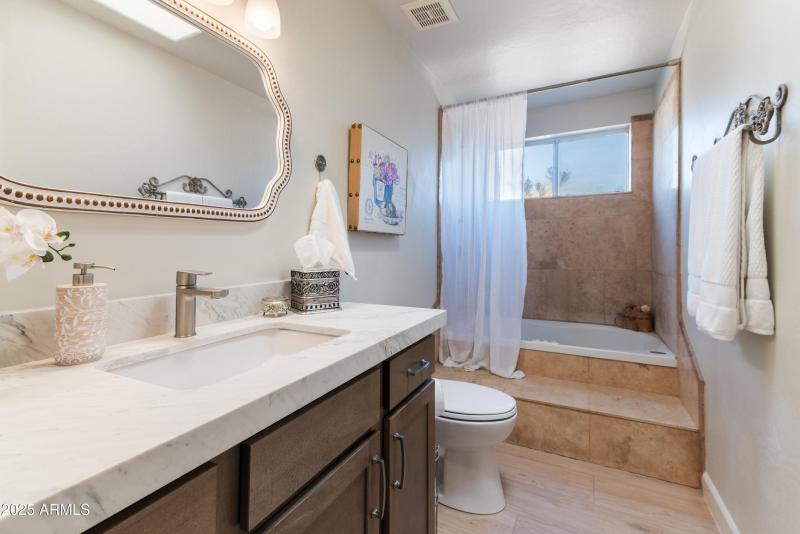 Guest bath w/ Jacuzzi Tub