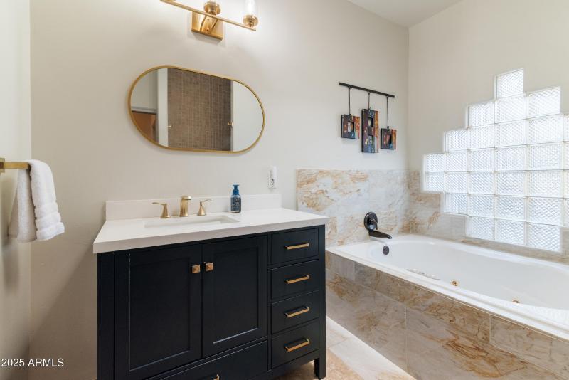 Jacuzzi tub w/ marble surround