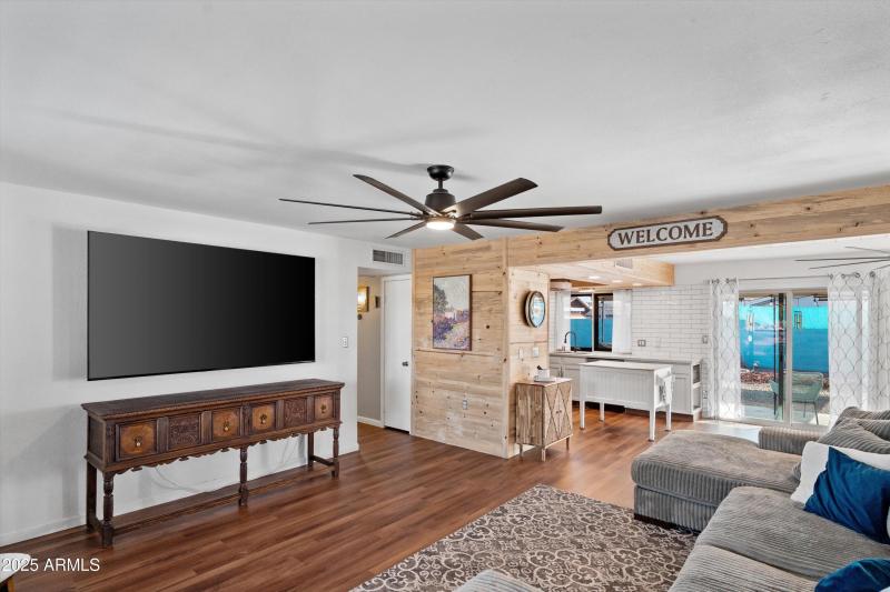 05-Family Room to Kitchen