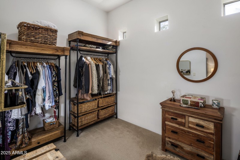 14 WALK-IN CLOSET