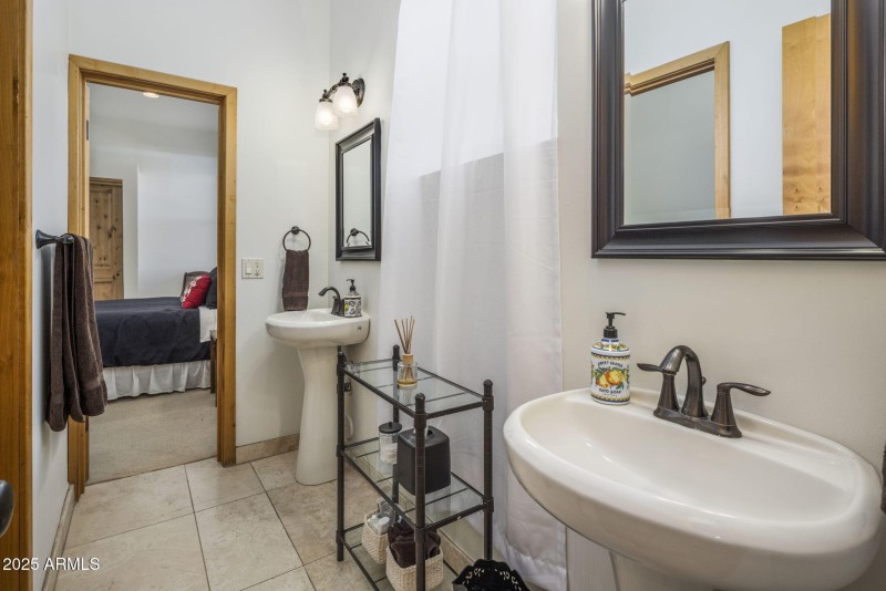 20 JACK & JILL GUEST BATH