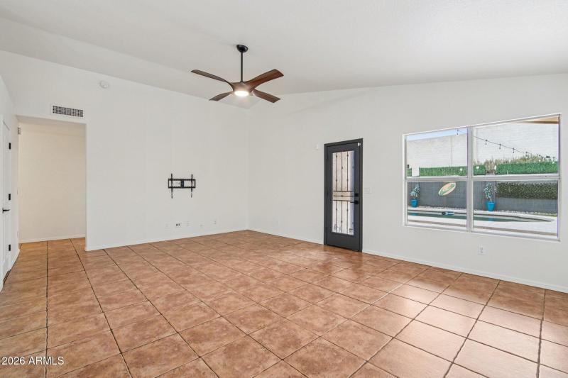 7-web-or-mls-E Brookwood Ct-S0201-006