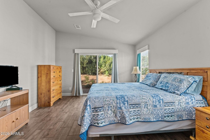 Master Bedroom (2)