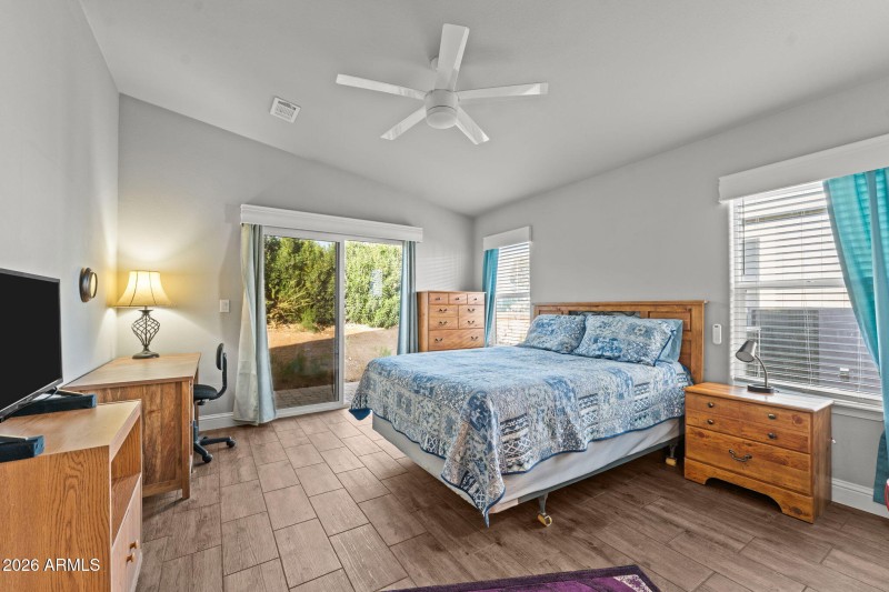 Master Bedroom (3)