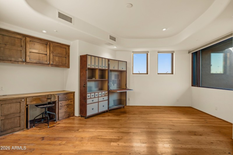 028_Official Office with Views