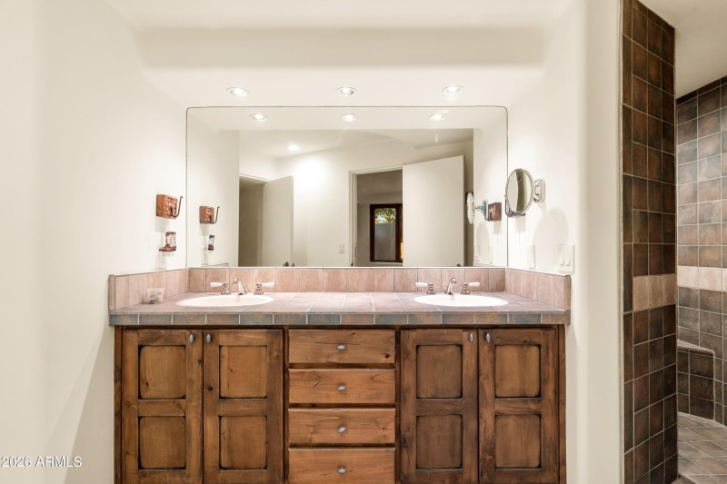 031_Lower Ensuite Bath