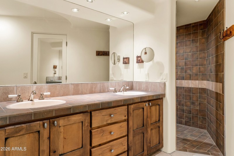 032_Lower Ensuite Full Bath