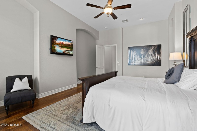 Primary Suite w Sitting area