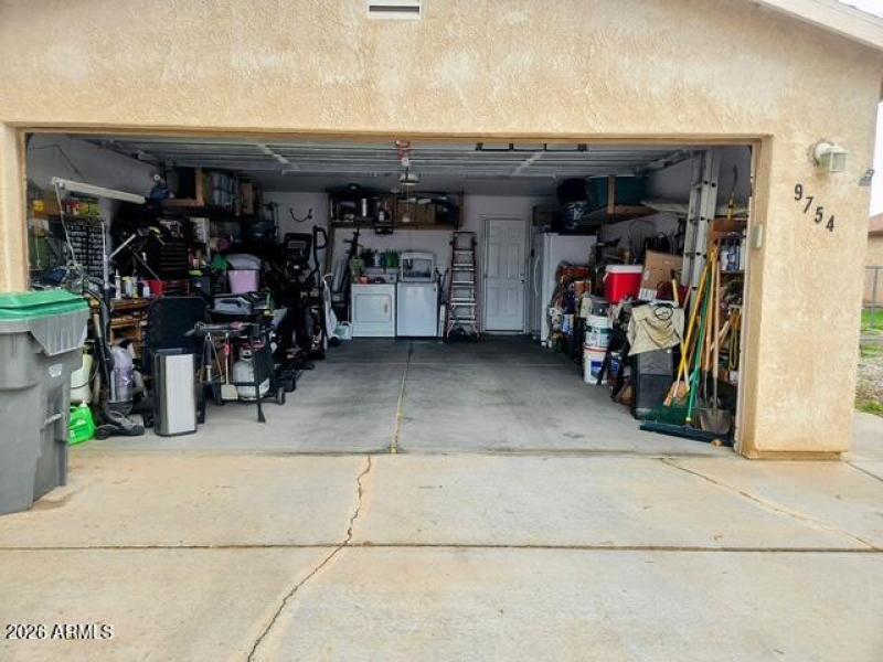 9754 2c garage w washer dryer hookups