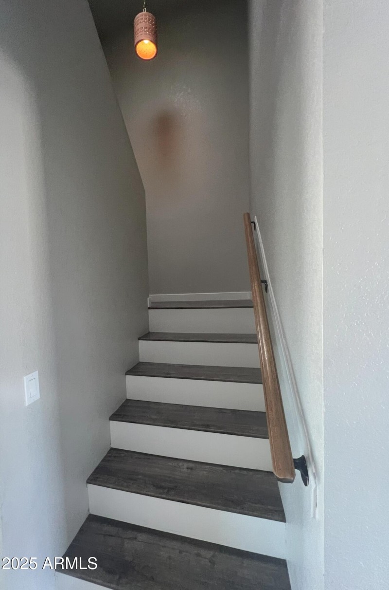 4011_Charter_Oak_stairs_1