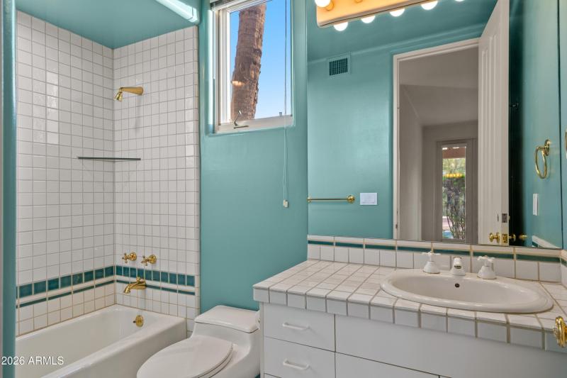 023_Guest 1 Ensuite Bath