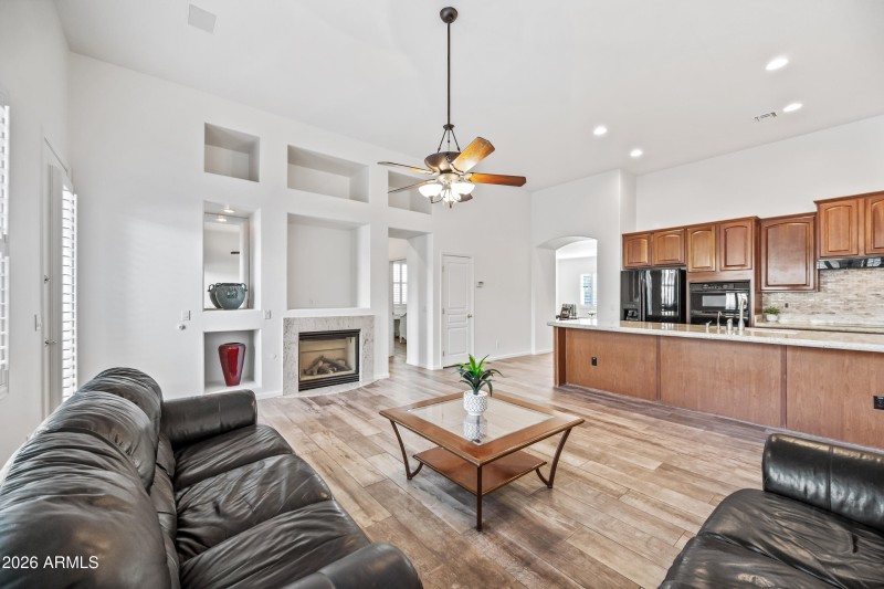 Immense 10 foot ceilings