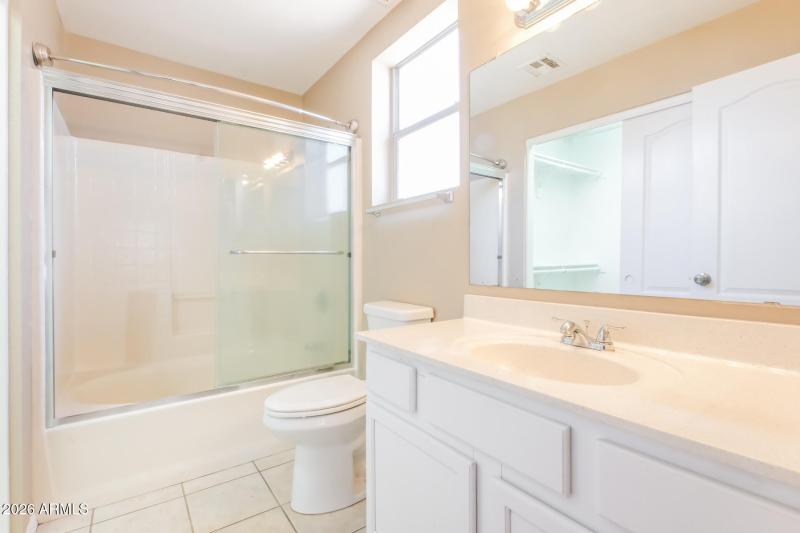 010-photo-main-bathroom-15048090