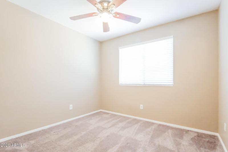 012-photo-bedroom-15048052