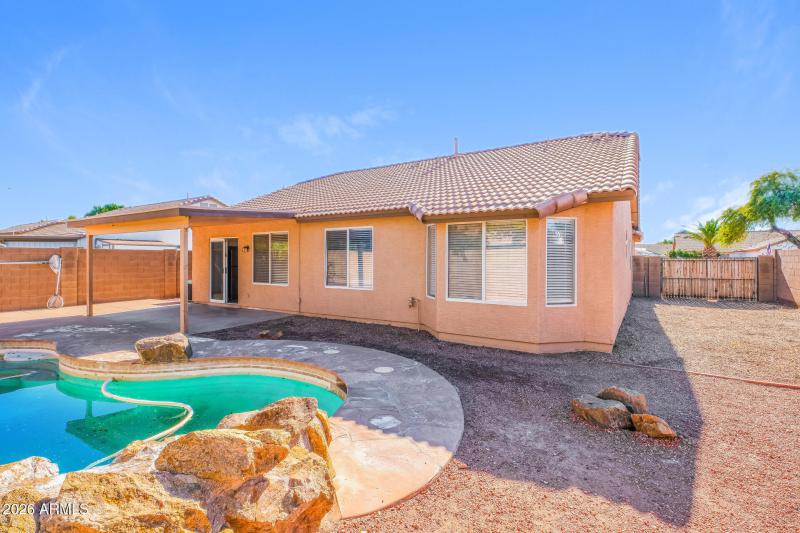 019-photo-rear-view-15048060