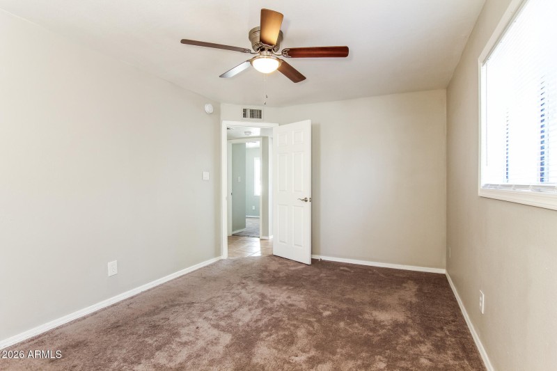 010-photo-main-bedroom-14939527