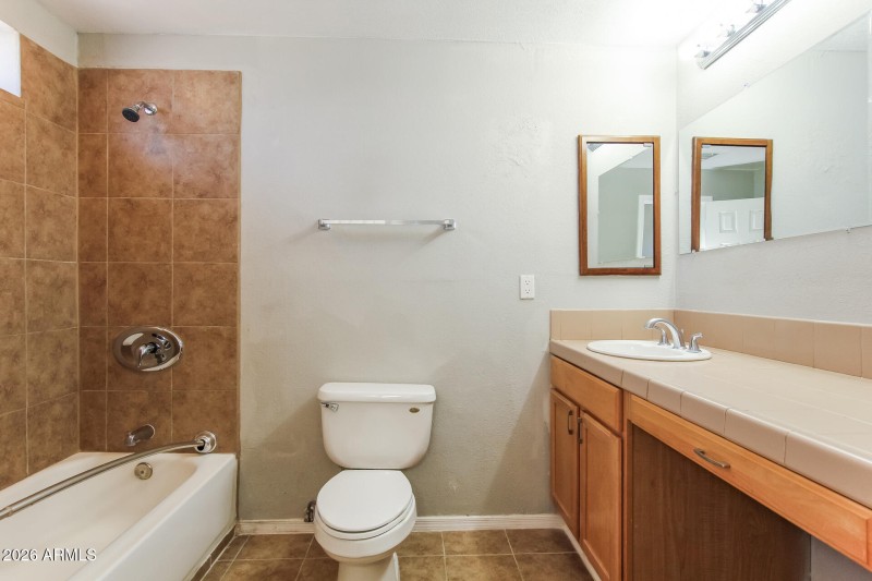 011-photo-main-bathroom-14939528