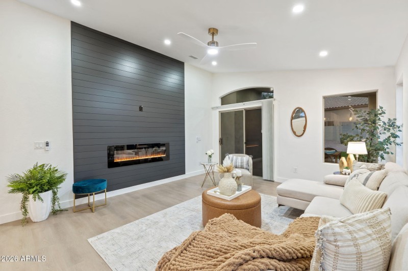 Great room w/fireplace