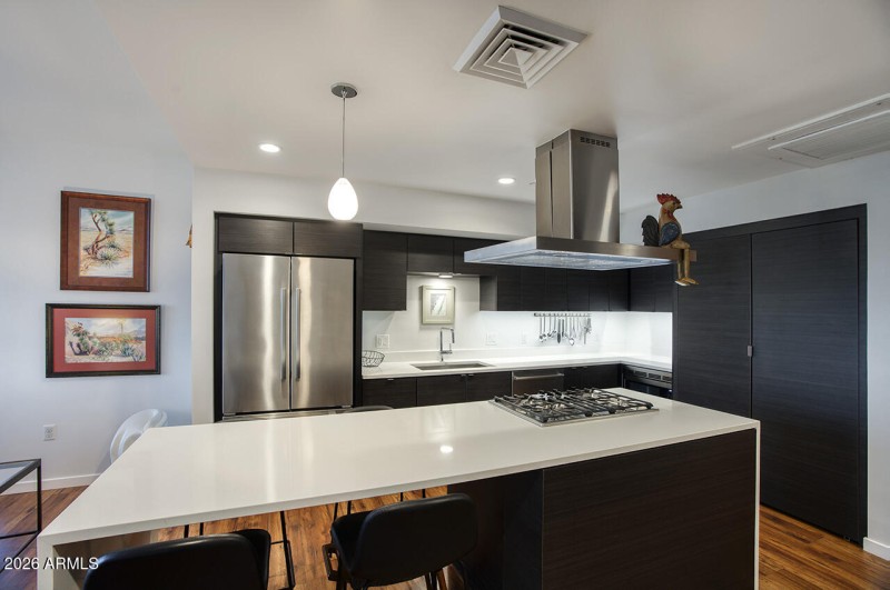 200 W PORTLAND ST 822