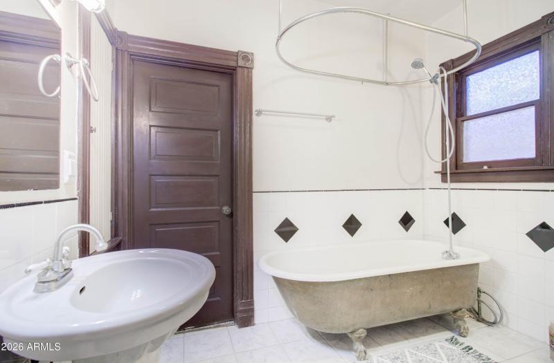 385 S Broad St Interior-15