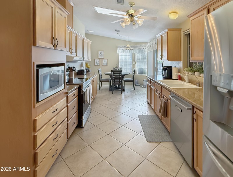 Large Kitchen w/ tons of storage