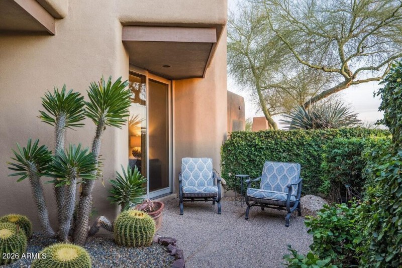 004_Courtyard Seating