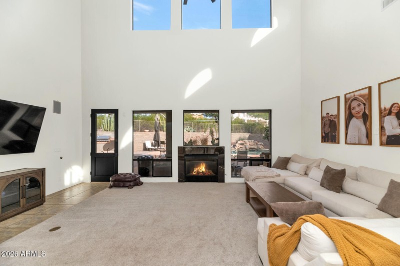 1404 E Michelle Dr-large-010-044-1404 E