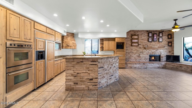 1404 E Michelle Dr-large-013-020-1404 E