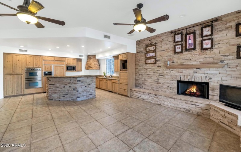 1404 E Michelle Dr-large-014-024-1404 E