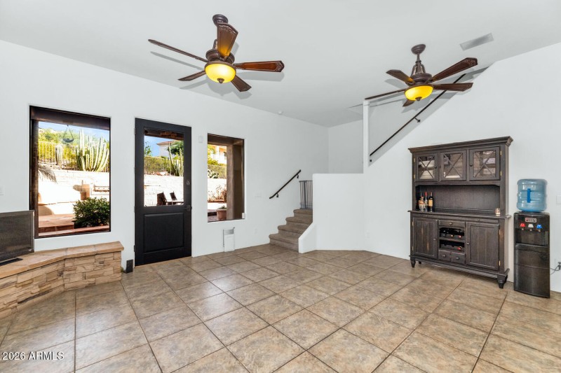 1404 E Michelle Dr-large-016-048-1404 E