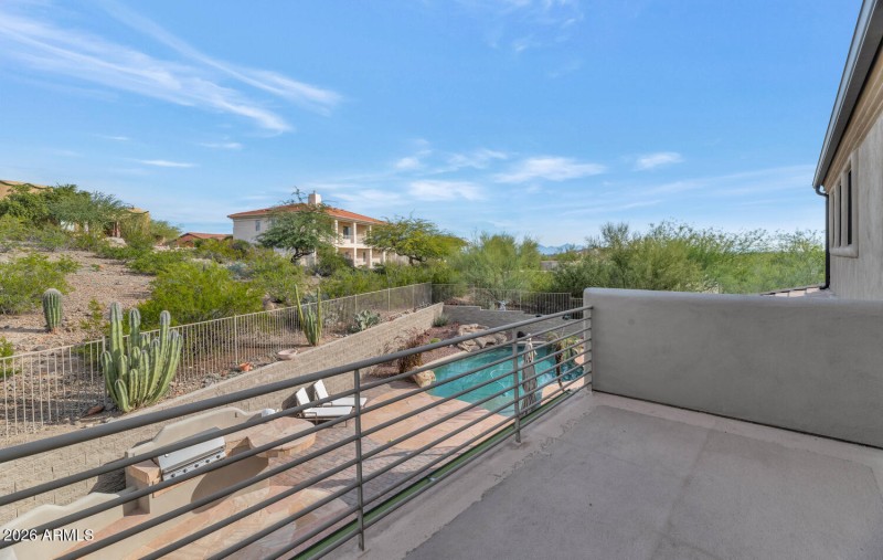 1404 E Michelle Dr-large-026-034-1404 E