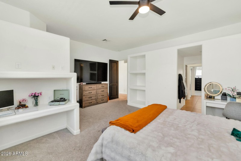 1404 E Michelle Dr-large-027-016-1404 E